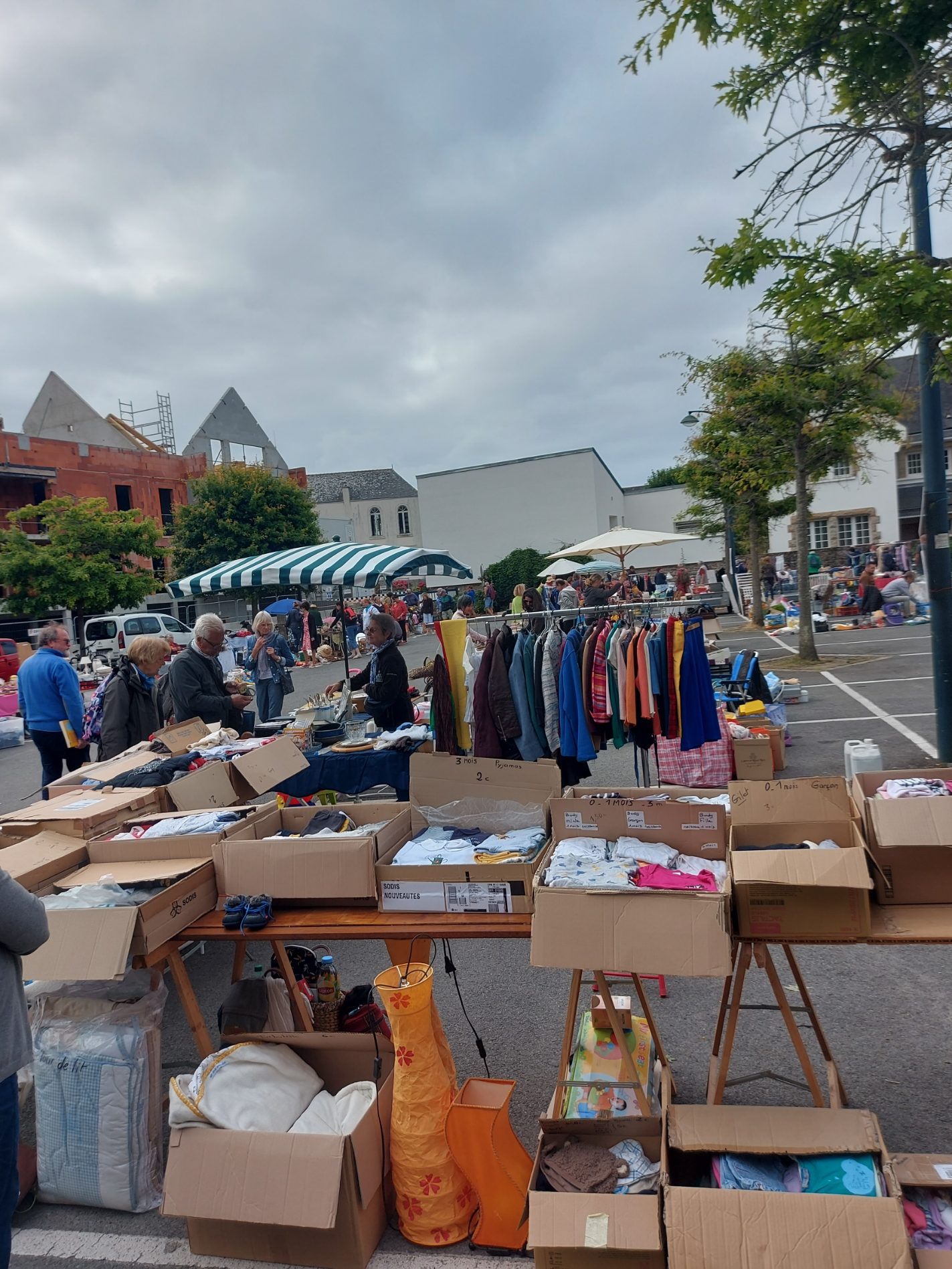 Dimanche 3 juillet 2022 Loisirs et Culture organisait son traditionnel vide-grenier sur la place du marché à Saint Pierre Quiberon