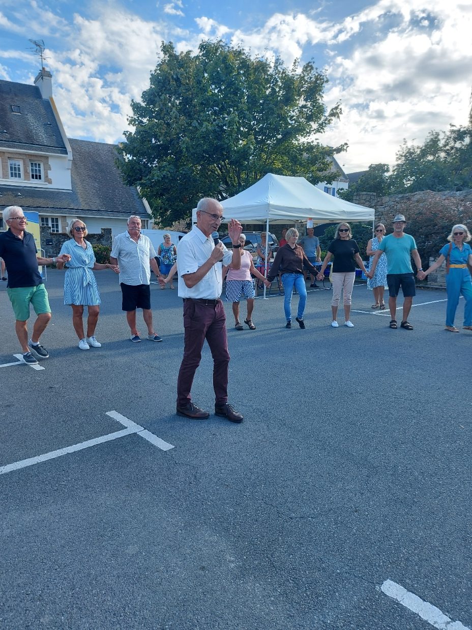 Encore une belle soirée d’initiation à la danse bretonne – août 2022