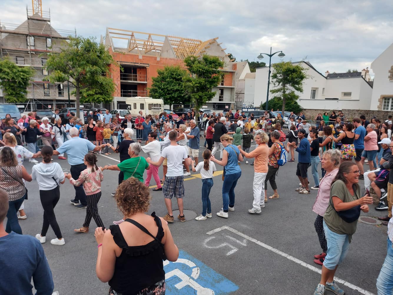 Une belle soirée de Danses Bretonnes avec Loisirs et Culture le 27 Juillet