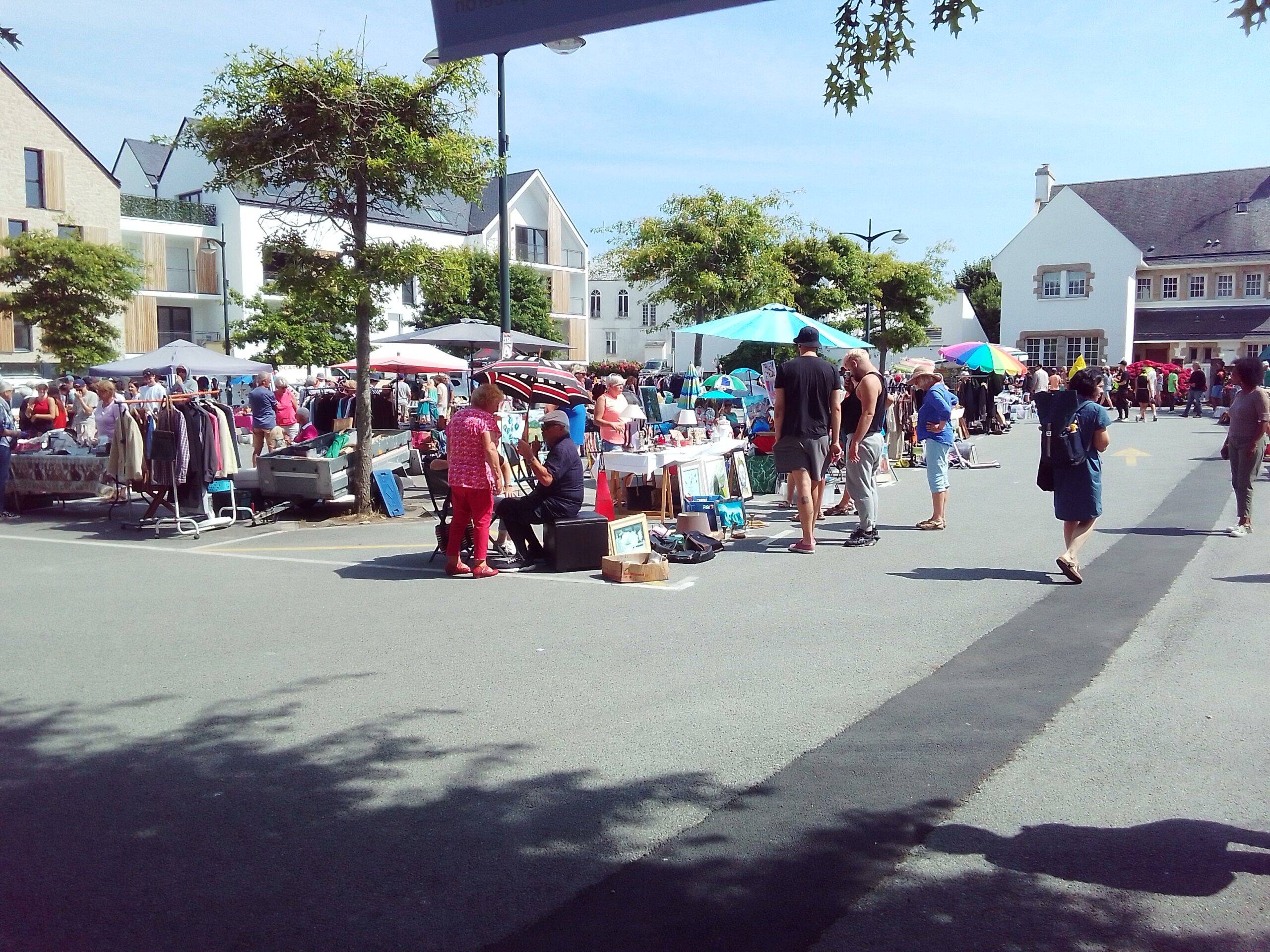 Beau soleil pour le vide grenier de St Pierre